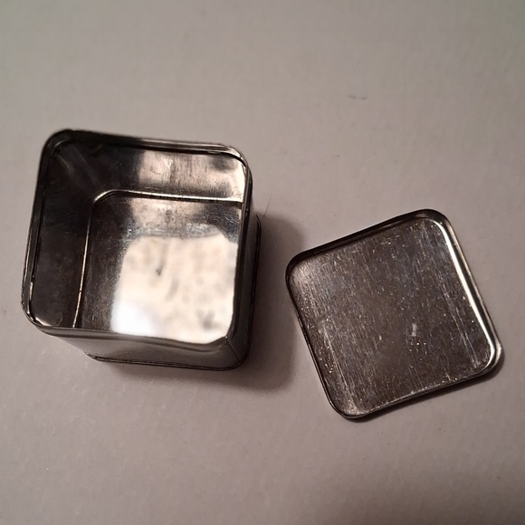 Vintage Greenbrier 1 oz. Tobacco Tin - Picture 5 of 5